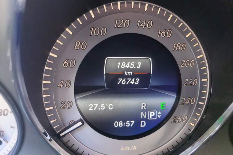 Used Mercedes-Benz GLK-Class 2015 GLK 300 4MATIC Fashion Edition Ultimate Version Odometer Close Up