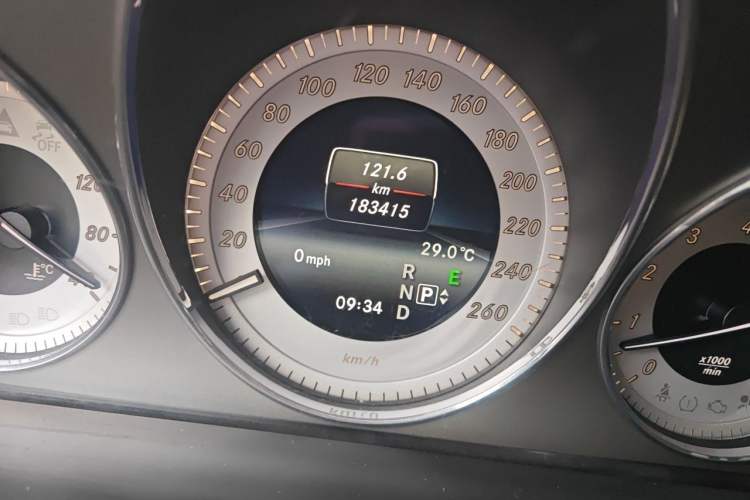 Used Mercedes-Benz GLK-Class 2015 GLK 300 4MATIC Fashion Edition Ultimate Version Odometer Close Up
