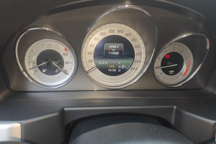 Used Mercedes-Benz GLK-Class 2015 GLK 260 4MATIC Fashion Edition Ultimate Version Odometer Close Up