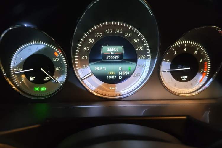 Used Mercedes-Benz GLK-Class 2015 GLK 260 4MATIC Dynamic Edition Ultimate Version Odometer Close Up