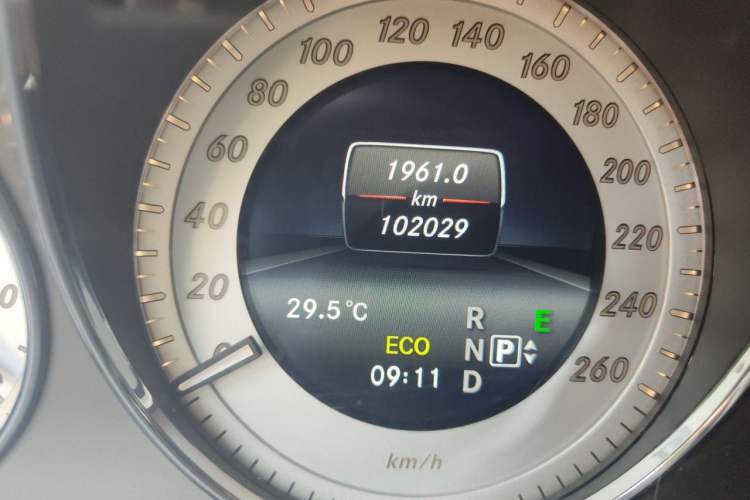 Used Mercedes-Benz GLK-Class 2015 GLK 260 4MATIC Fashion Edition Ultimate Version Odometer Close Up