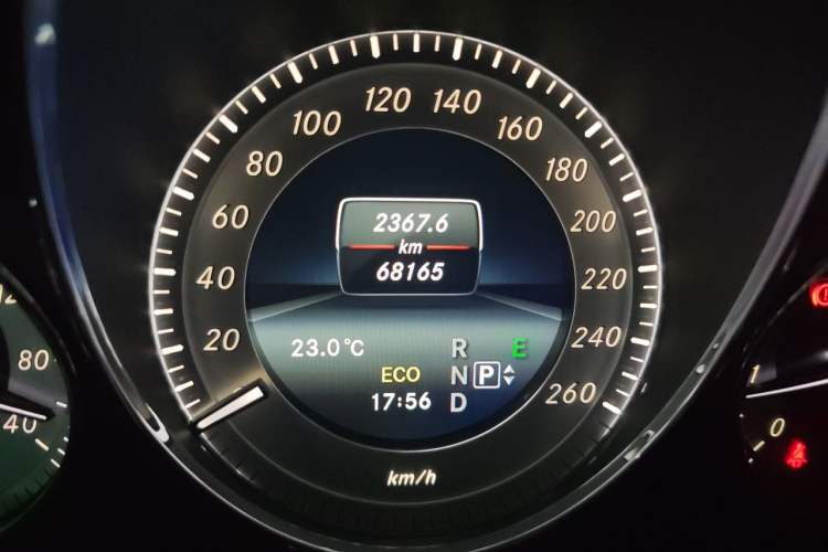 Used Mercedes-Benz GLK-Class 2015 GLK 260 4MATIC Fashion Edition Ultimate Version Odometer Close Up