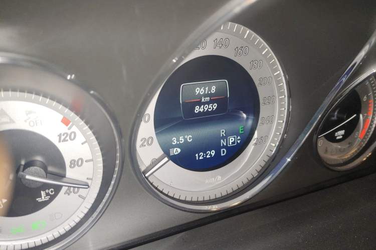 Used Mercedes-Benz GLK-Class 2015 GLK 300 4MATIC Fashion Edition Ultimate Version Odometer Close Up