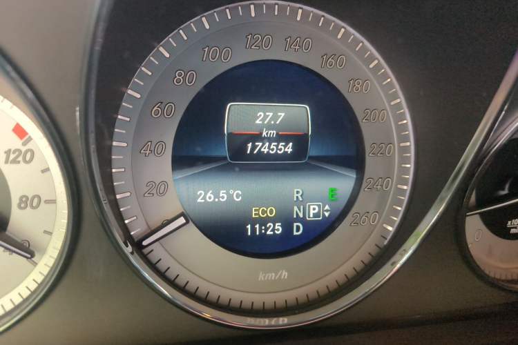 Used Mercedes-Benz GLK-Class 2015 GLK 260 4MATIC Fashion Edition Ultimate Version Odometer Close Up