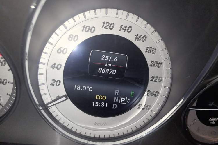 Used Mercedes-Benz GLK-Class 2015 GLK 260 4MATIC Dynamic Edition Ultimate Version Odometer Close Up