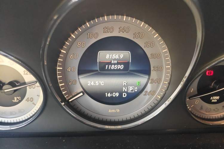 Used Mercedes-Benz GLK-Class 2015 GLK 300 4MATIC Fashion Edition Ultimate Version Odometer Close Up