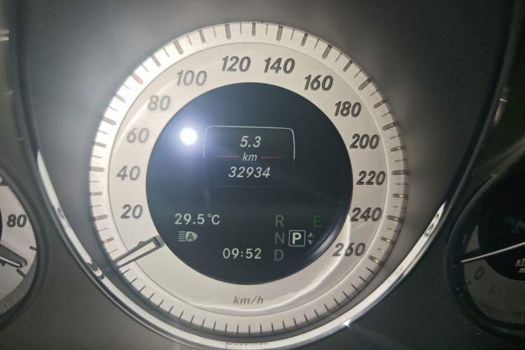 Used Mercedes-Benz GLK-Class 2015 GLK 300 4MATIC Fashion Edition Ultimate Version Odometer Close Up