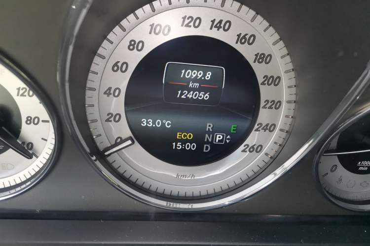 Used Mercedes-Benz GLK-Class 2015 GLK 260 4MATIC Fashion Edition Ultimate Version Odometer Close Up