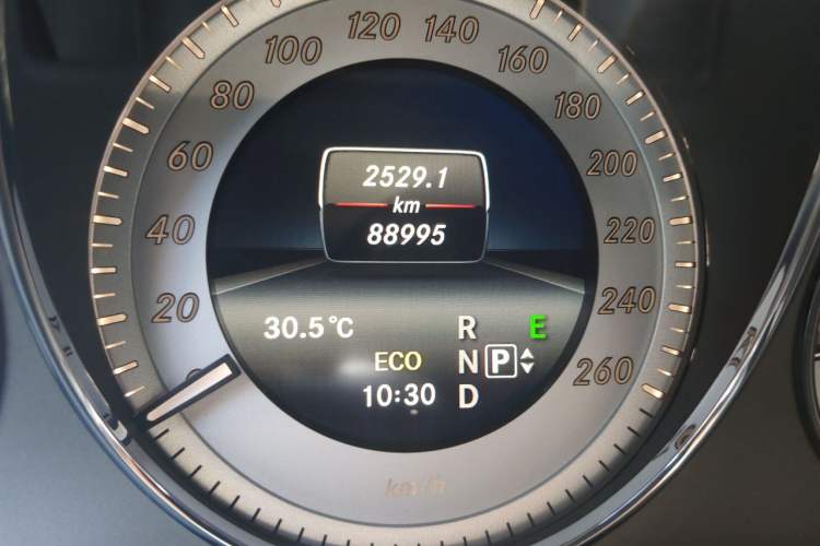 Used Mercedes-Benz GLK-Class 2015 GLK 260 4MATIC Dynamic Edition Ultimate Version Odometer Close Up