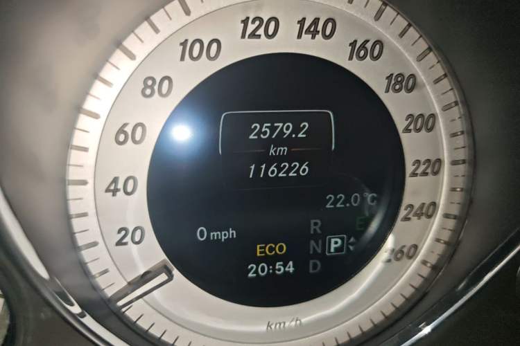 Used Mercedes-Benz GLK-Class 2015 GLK 260 4MATIC Fashion Edition Ultimate Version Odometer Close Up