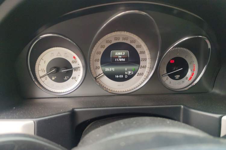 Used Mercedes-Benz GLK-Class 2015 GLK 260 4MATIC Dynamic Edition Ultimate Version Odometer Close Up