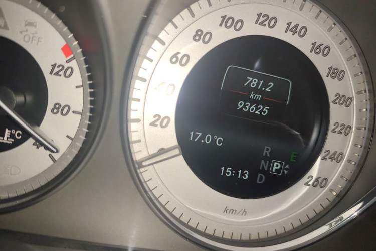 Used Mercedes-Benz GLK-Class 2015 GLK 260 4MATIC Fashion Edition Ultimate Version Odometer Close Up