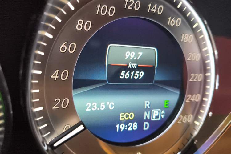 Used Mercedes-Benz GLK-Class 2015 GLK 260 4MATIC Fashion Edition Ultimate Version Odometer Close Up