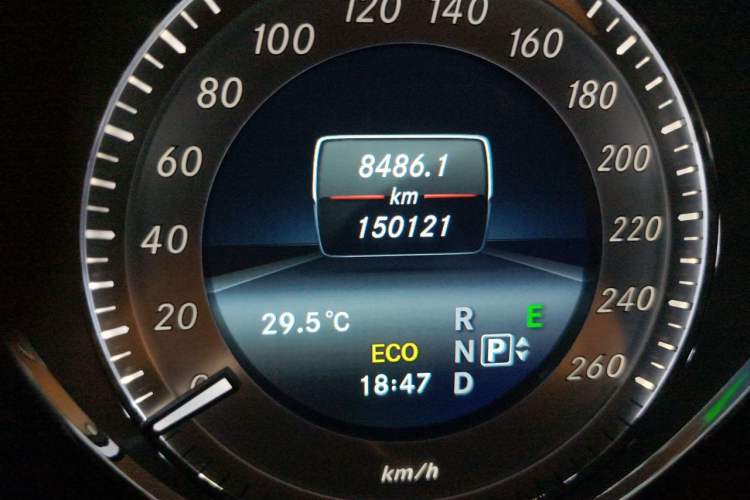 Used Mercedes-Benz GLK-Class 2015 GLK 260 4MATIC Fashion Edition Ultimate Version Odometer Close Up