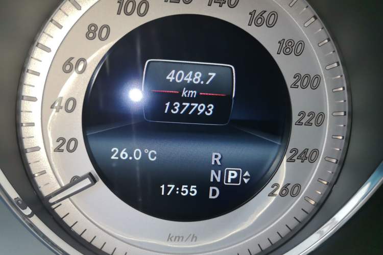 Used Mercedes-Benz GLK-Class 2015 GLK 260 4MATIC Fashion Edition Ultimate Version Odometer Close Up