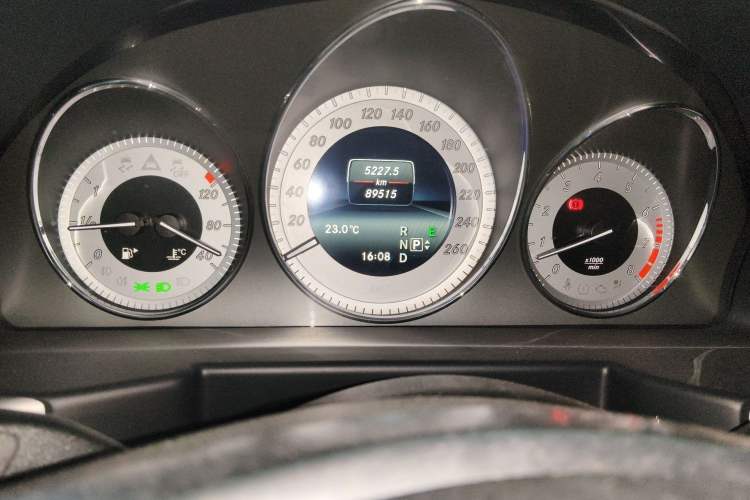 Used Mercedes-Benz GLK-Class 2015 GLK 300 4MATIC Fashion Edition Ultimate Version Odometer Close Up