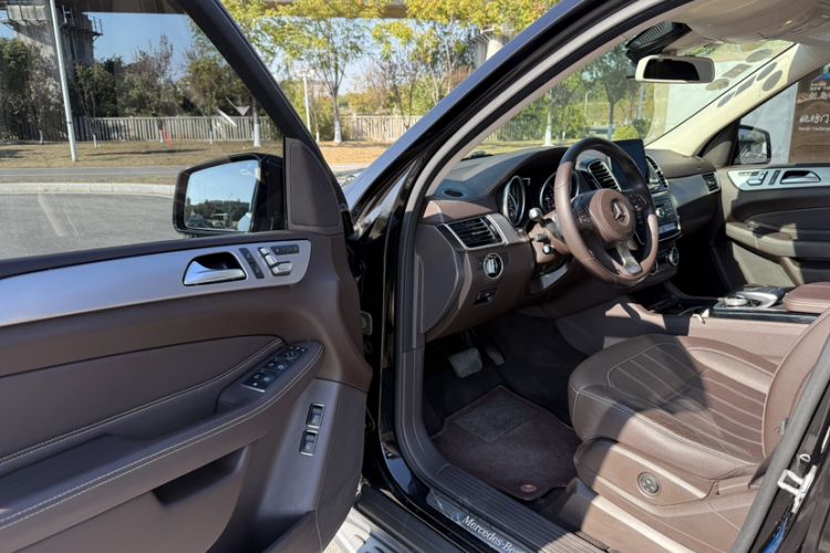 Used Mercedes-Benz GLS 2016 GLS 400 4MATIC Dynamic Model Interior 2