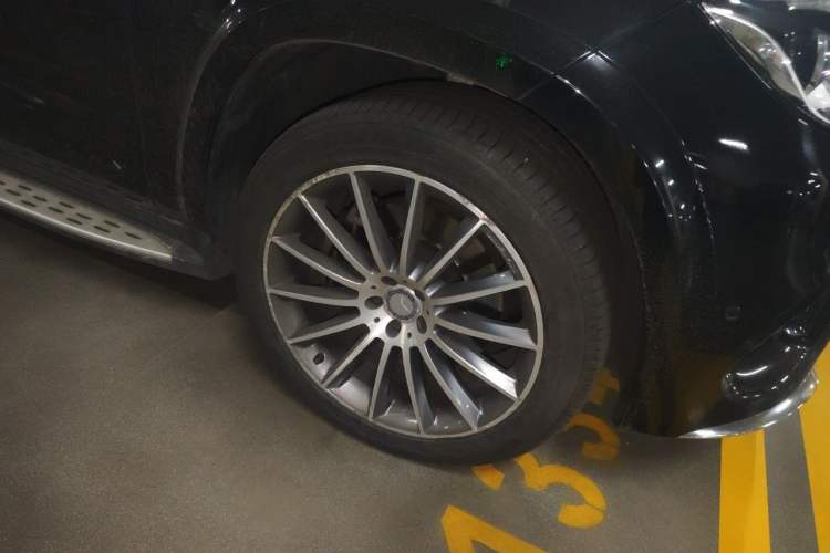 Used Mercedes-Benz GLS 2016 GLS 500 4MATIC Right Front Wheel Hub
