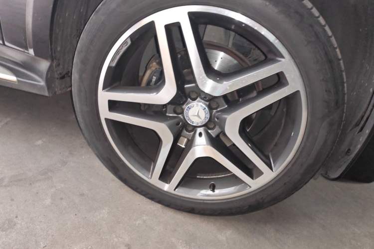 Used Mercedes-Benz GLS 2016 GLS 400 4MATIC Luxury Model Right Front Wheel Hub