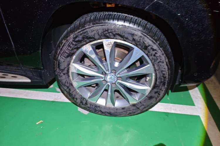 Used Mercedes-Benz GLS 2016 GLS 400 4MATIC Dynamic Model Right Front Wheel Hub