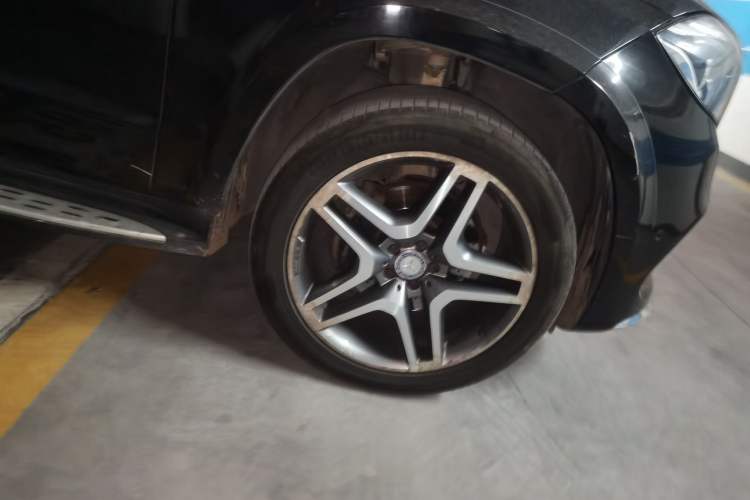 Used Mercedes-Benz GLS 2016 GLS 400 4MATIC Luxury Model Right Front Wheel Hub
