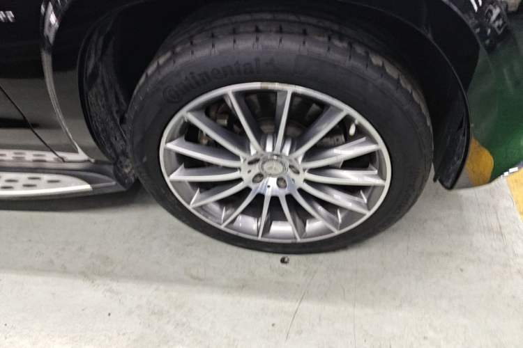 Used Mercedes-Benz GLS 2016 GLS 500 4MATIC Right Front Wheel Hub