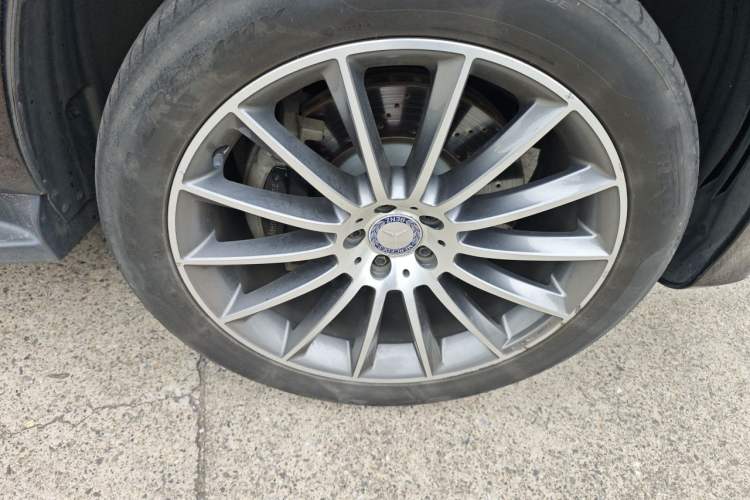 Used Mercedes-Benz GLS 2016 GLS 500 4MATIC Right Front Wheel Hub