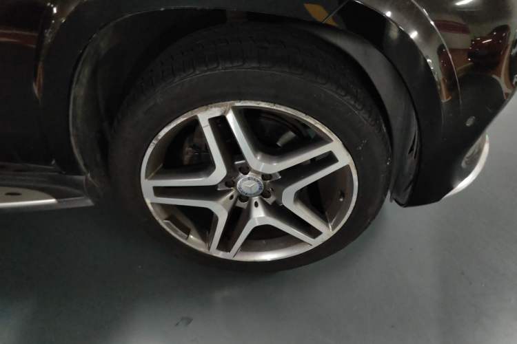 Used Mercedes-Benz GLS 2016 GLS 400 4MATIC Luxury Model Right Front Wheel Hub
