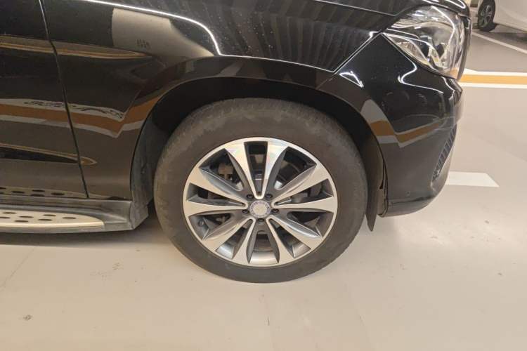 Used Mercedes-Benz GLS 2016 GLS 400 4MATIC Dynamic Model Right Front Wheel Hub