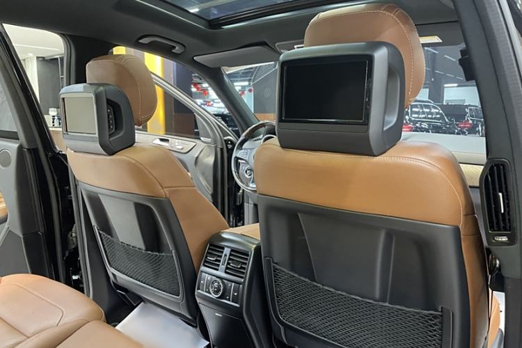 Used Mercedes-Benz GLS 2017 GLS 400 4MATIC Luxury Model Interior 11