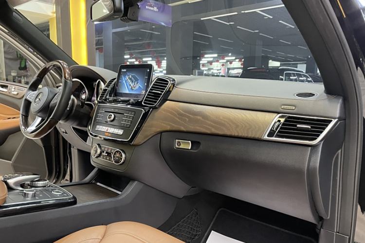 Used Mercedes-Benz GLS 2017 GLS 400 4MATIC Luxury Model Interior 12