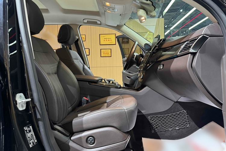 Used Mercedes-Benz GLS 2017 GLS 400 4MATIC Dynamic Model Interior 2