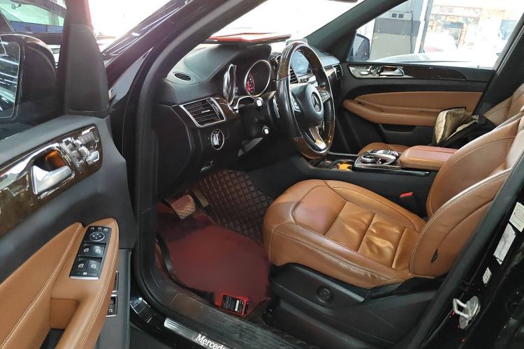 Used Mercedes-Benz GLS 2017 GLS 400 4MATIC Luxury Model Interior 3