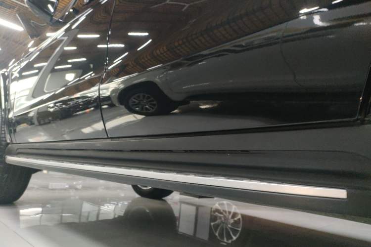 Used Mercedes-Benz GLS 2017 GLS 400 4MATIC Dynamic Model Left Side Sill