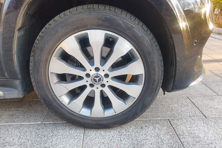 Used Mercedes-Benz GLS 2017 GLS 400 4MATIC Dynamic Model Right Front Wheel Hub