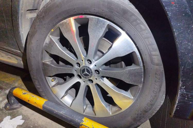 Used Mercedes-Benz GLS 2017 GLS 400 4MATIC Dynamic Model Right Front Wheel Hub