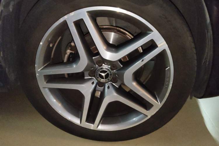 Used Mercedes-Benz GLS 2017 GLS 400 4MATIC Luxury Model Right Front Wheel Hub