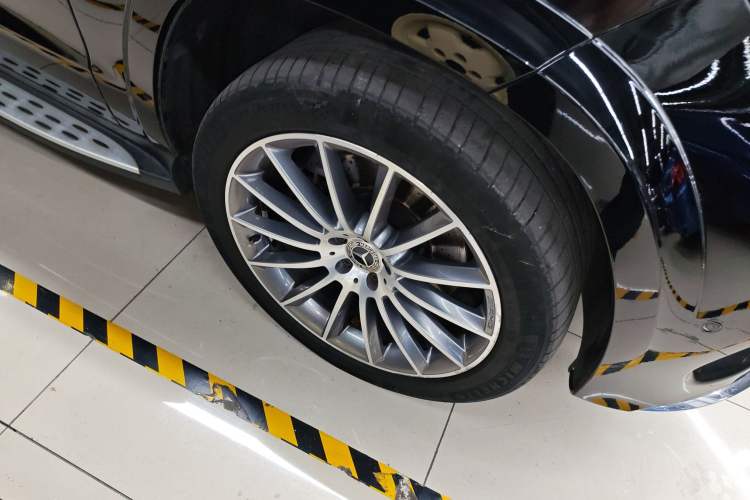 Used Mercedes-Benz GLS 2017 GLS 500 4MATIC Right Front Wheel Hub