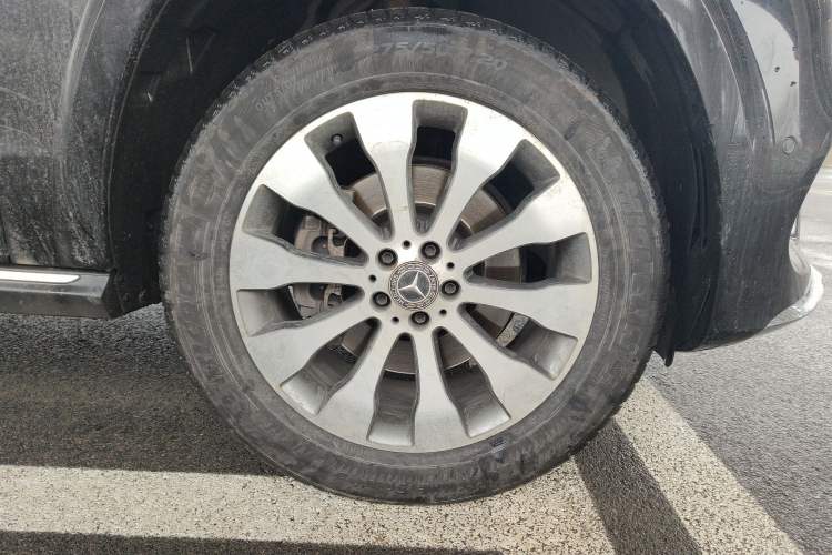 Used Mercedes-Benz GLS 2017 GLS 400 4MATIC Dynamic Model Right Front Wheel Hub