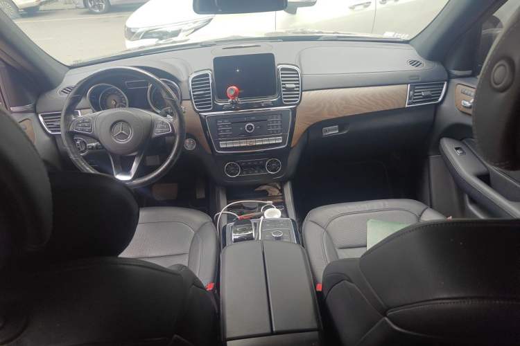 Used Mercedes-Benz GLS  Center Console