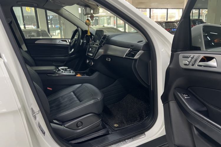Used Mercedes-Benz GLS 2017 GLS 400 4MATIC Dynamic Model Interior 2