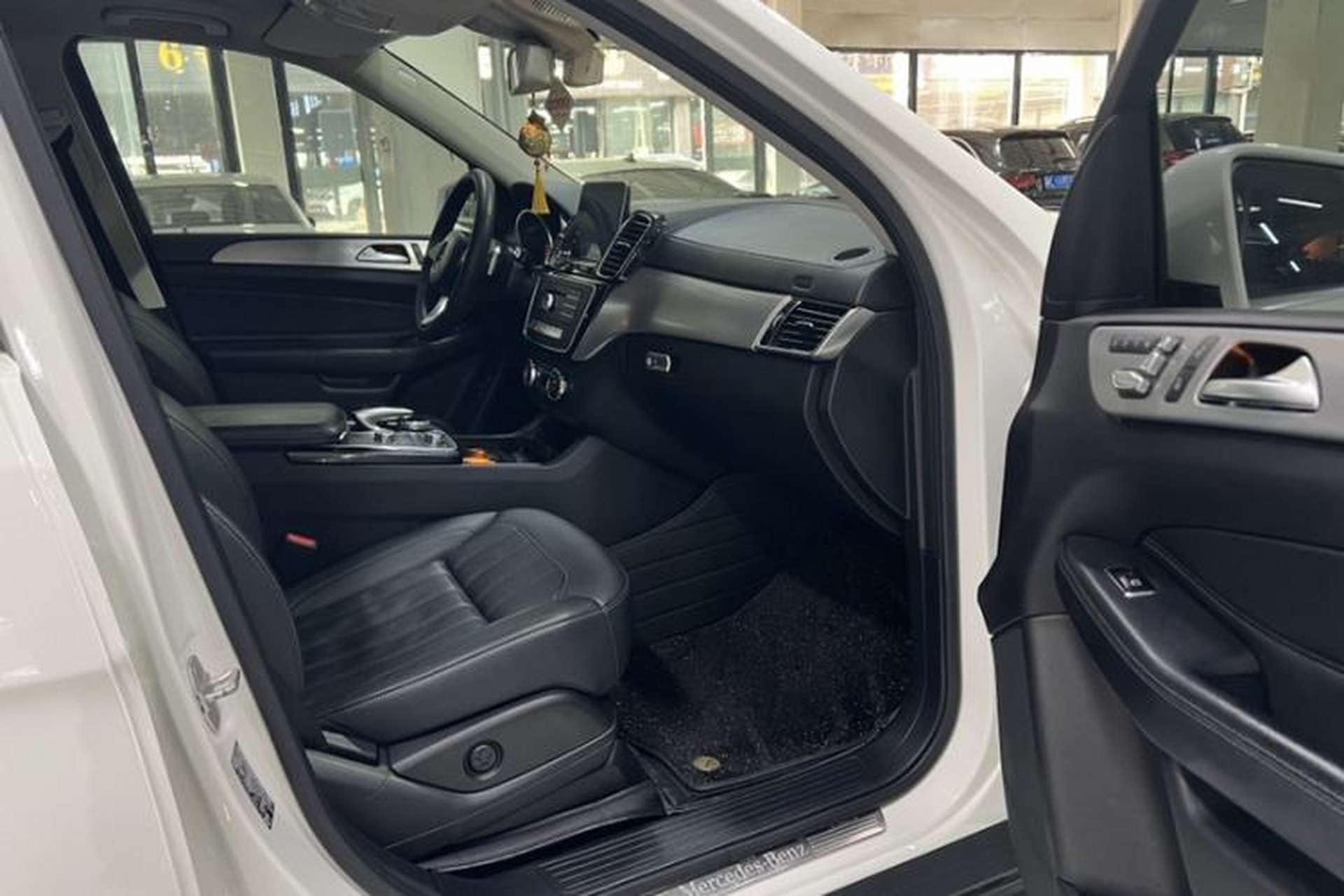 Used Mercedes-Benz GLS 2017 GLS 400 4MATIC Dynamic Model Interior 2