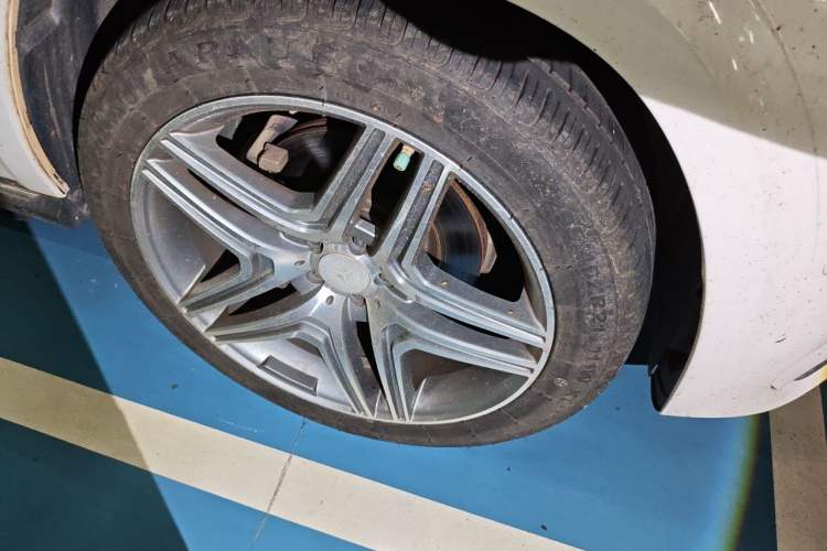 Used Mercedes-Benz GLS 2017 GLS 400 4MATIC Luxury Model Right Front Wheel Hub