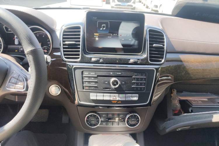 Used Mercedes-Benz GLS 2018 Refreshed GLS 400 4MATIC Dynamic Edition Audio And AC Panel