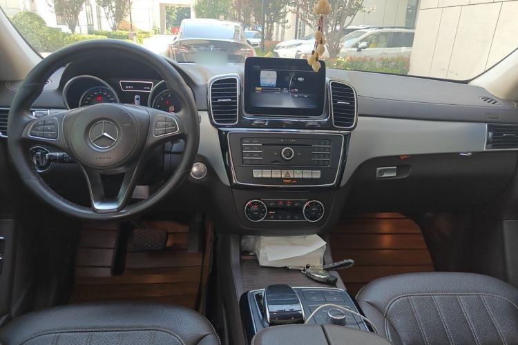 Used Mercedes-Benz GLS 2018 Facelift GLS 320 4MATIC Center Console