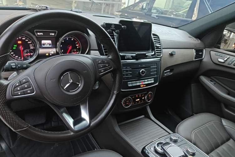 Used Mercedes-Benz GLS 2018 Refreshed GLS 400 4MATIC Dynamic Edition Center Console