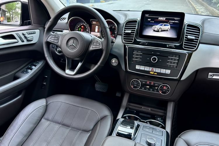 Used Mercedes-Benz GLS 2018 GLS 320 4MATIC Interior 3