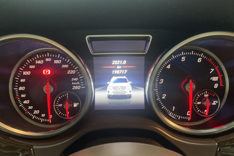 Used Mercedes-Benz GLS 2018 GLS 400 4MATIC Dynamic Model Odometer Close Up