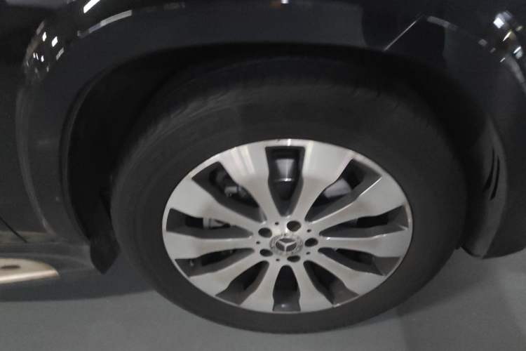 Used Mercedes-Benz GLS 2018 Refreshed GLS 400 4MATIC Dynamic Edition Right Front Wheel Hub