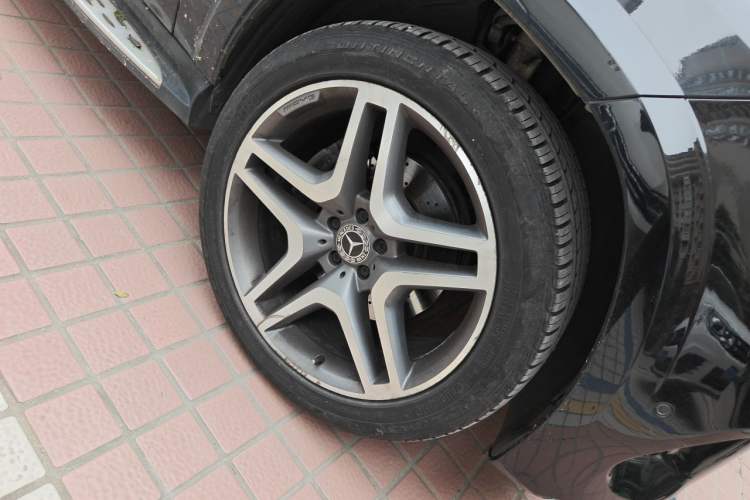 Used Mercedes-Benz GLS 2018 GLS 400 4MATIC Luxury Model Right Front Wheel Hub